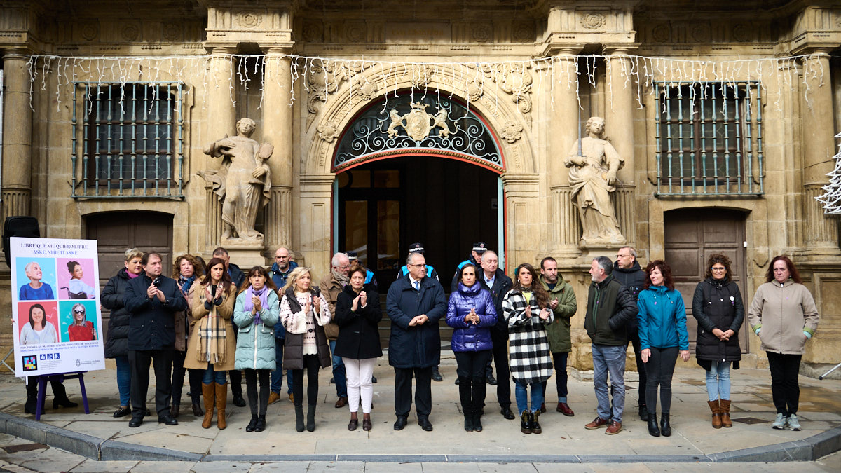 Concentración del Ayuntamiento de pamplona con motivo del Día Internacional de la Eliminación de la Violencia contra las Mujeres. PABLO LASAOSA