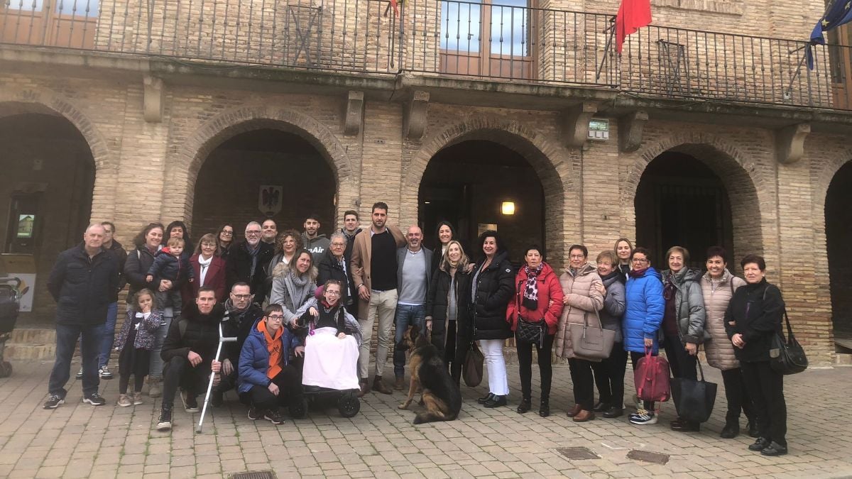 Andrés Ansó López junto con las familias de Haizea Moyayo Solchaga y Zuriñe Azona Cacho en el Ayuntamiento de Villafranca. CEDIDA