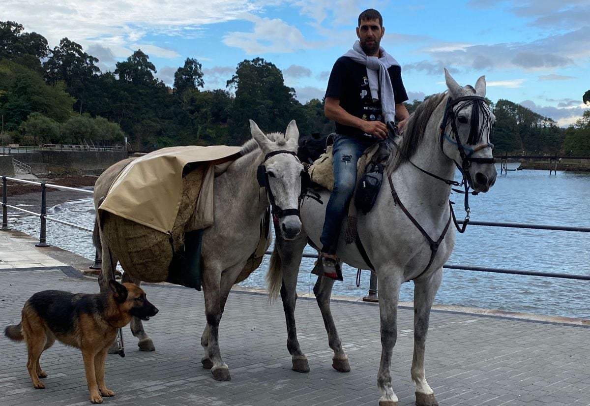 Andrés Ansó López, de Villafranca, junto con su perro, caballo y mula durante el viaje. CEDIDA