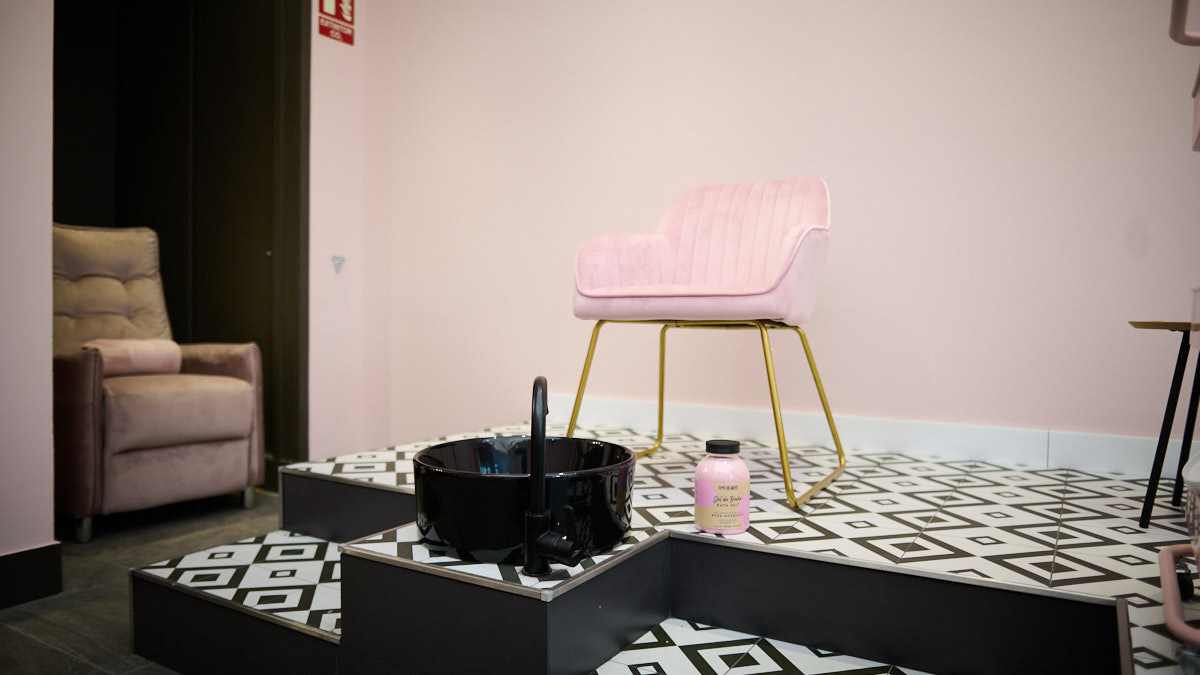 Esther Jiménez abre su nuevo negocio de uñas y estética en la Avenida de Bayona 2. PABLO LASAOSA