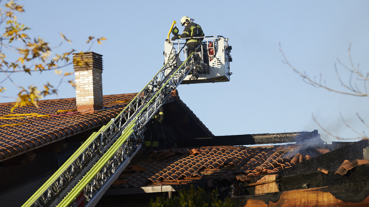 Incendio en el Octógono de Gorraiz: el fuego calcina el centro comercial del Valle Egüés. IÑIGO ALZUGARAY