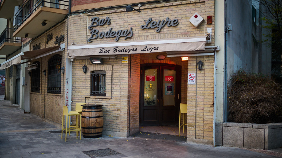 Fachada del bar Bodegas Leyre en Pamplona. Pablo Lasaosa.