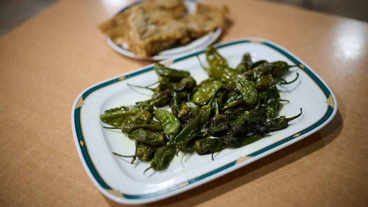Pimientos de Padrón del bar El Mochuelo, en la calle Guelbenzu de Pamplona. PABLO LASAOSA