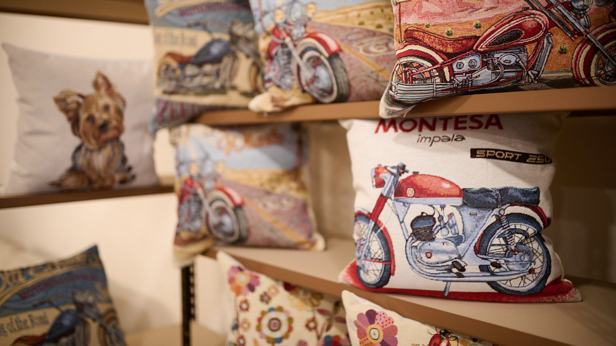 Sofás Home ha abierto recientemente en la calle Navarro Villoslada 5. PABLO LASAOSA