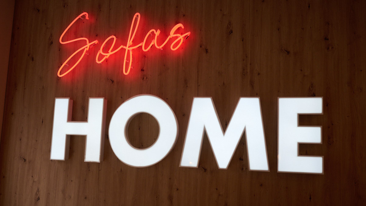 Sofás Home ha abierto recientemente en la calle Navarro Villoslada 5. PABLO LASAOSA
