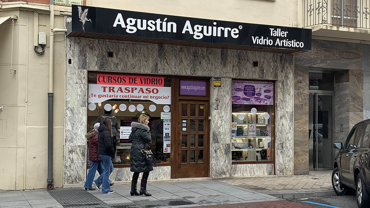 fachada de la tienta de vidrio artístico Agustín Aguirre en la calle Bergamín de Pamplona. Navarra.com