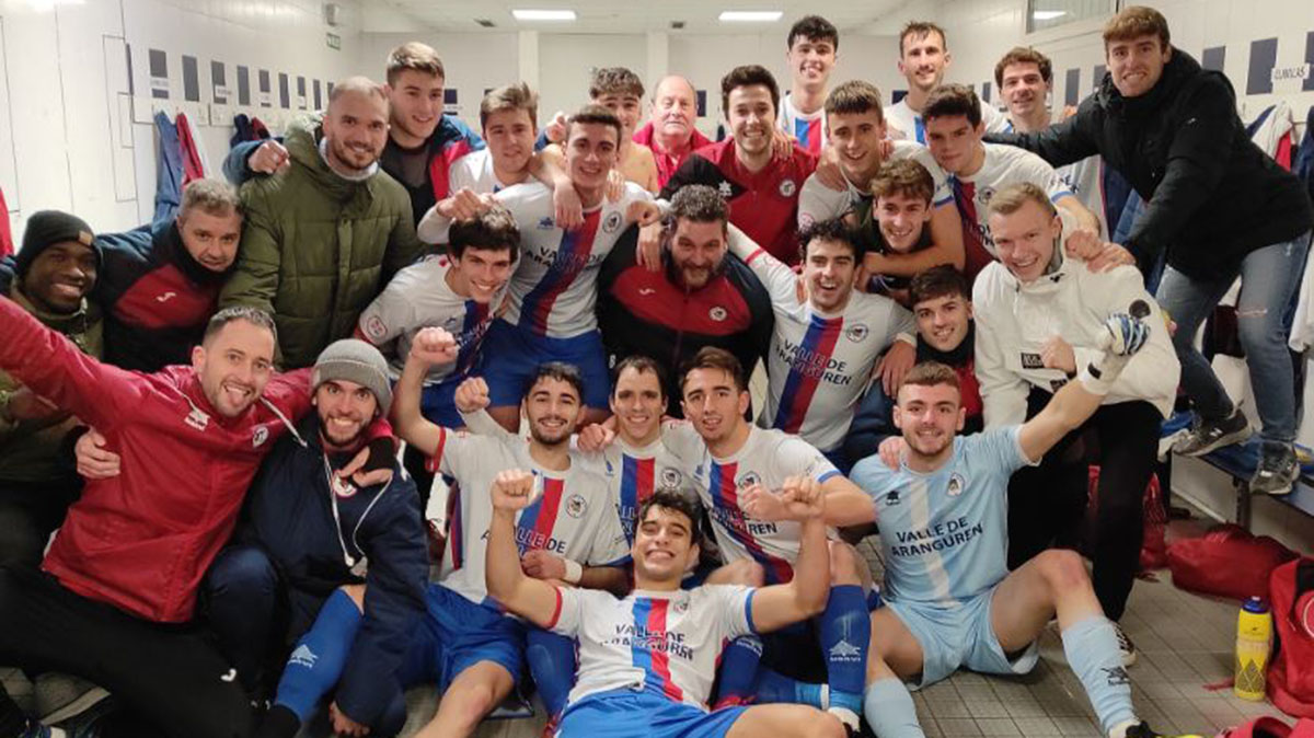 Los jugadores de la Mutilvera celebran su triunfo sobre el Alfaro. @UD_Mutilvera