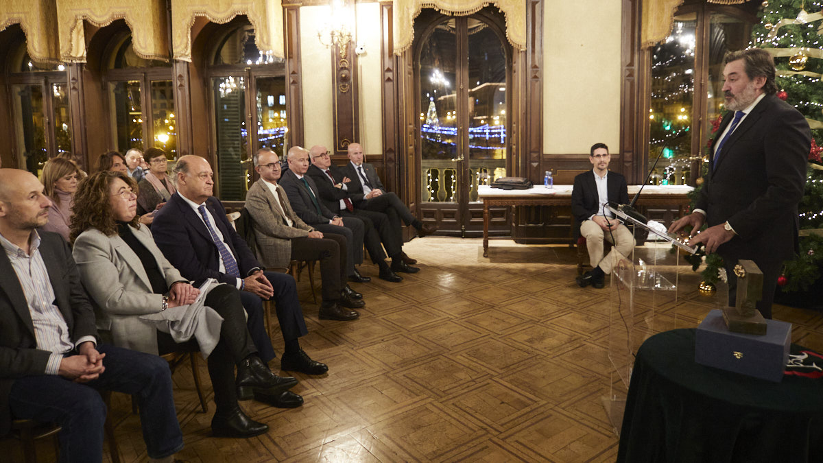 La Asociación Navarra de Víctimas del Terrorismo de ETA (ANVITE) recibe el premio Cadenas de Navarra, concedido por la Asociación Cultural Doble12. IÑIGO ALZUGARAY