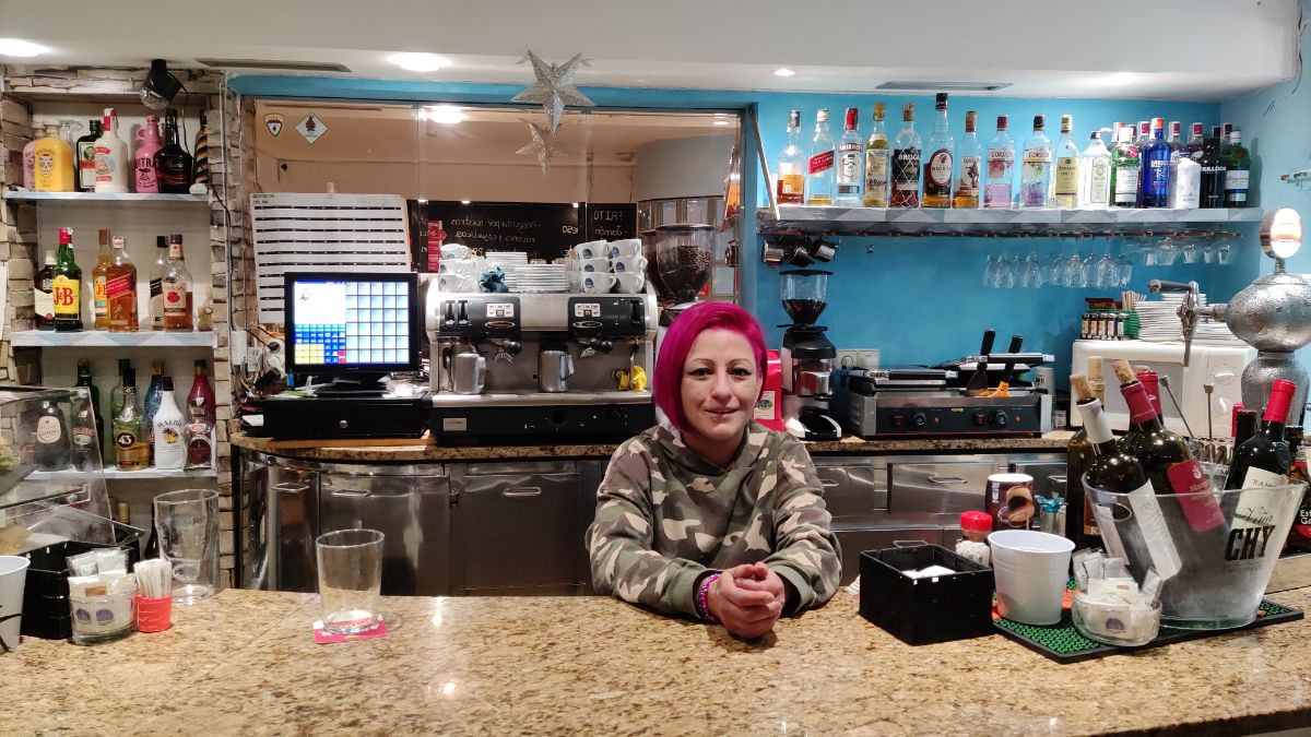 Luz Dary Sosa, propietaria del bar La Moli, en la calle San Francisco, 18 de Pamplona.