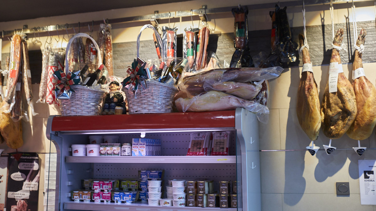 Carnicería Ederra, en la calle Padre Barace 1 de Pamplona. IÑIGO ALZUGARAY