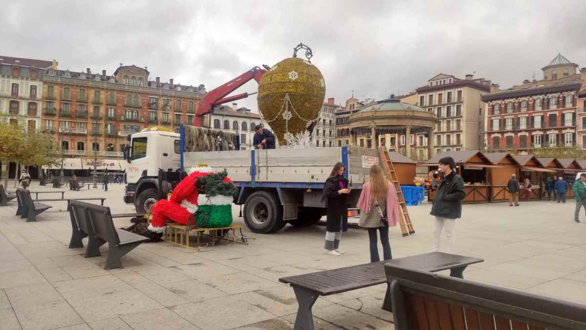 Labores de montaje del reno tras las labores de mantenimiento. L.V.R.