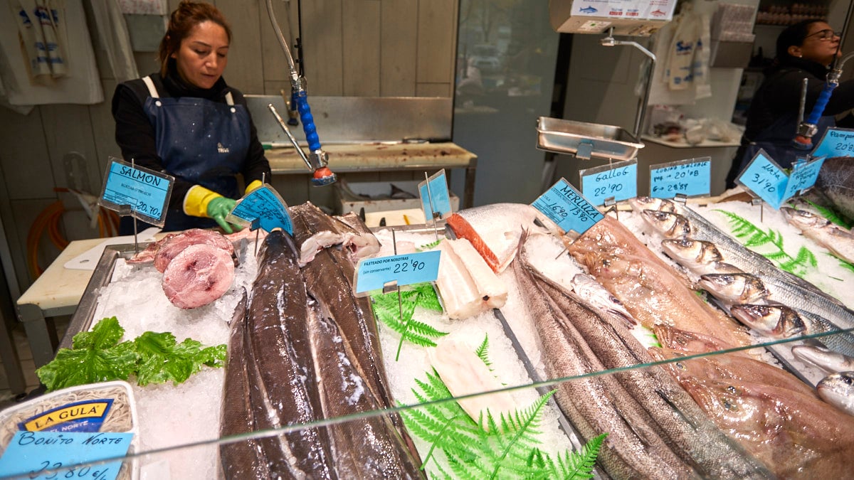 Pescadería San Martín, en la calle Pintor Zubiri 2 de Pamplona. IÑIGO ALZUGARAY