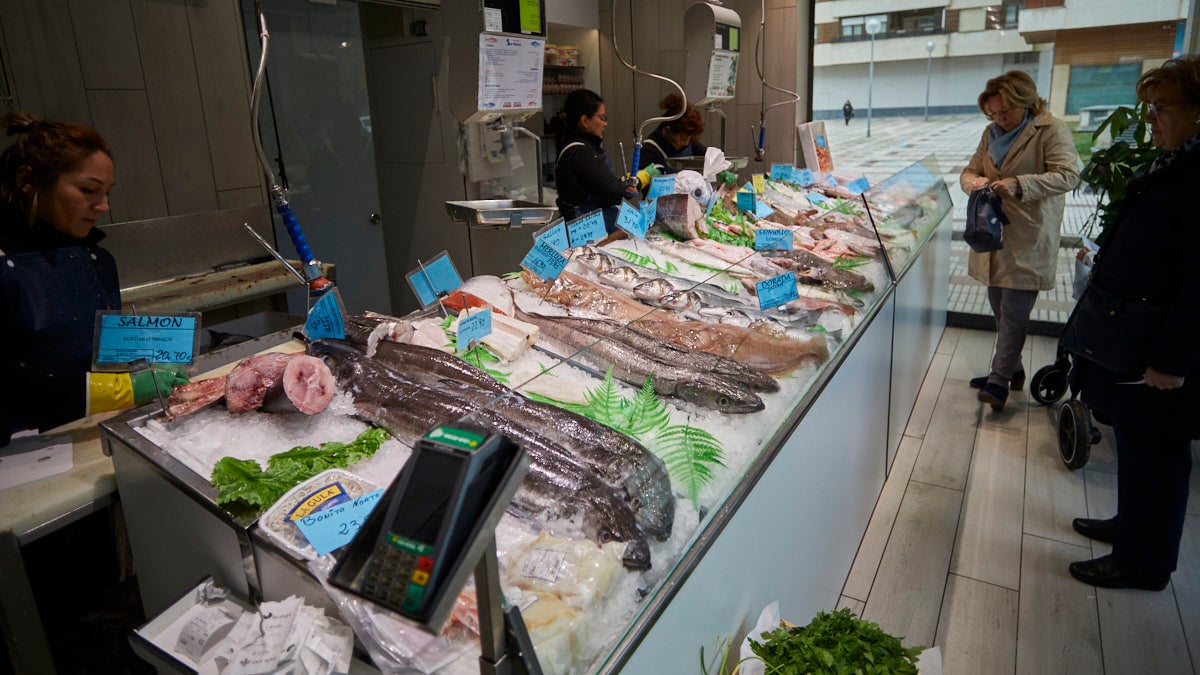 Pescadería San Martín, en la calle Pintor Zubiri 2 de Pamplona. IÑIGO ALZUGARAY