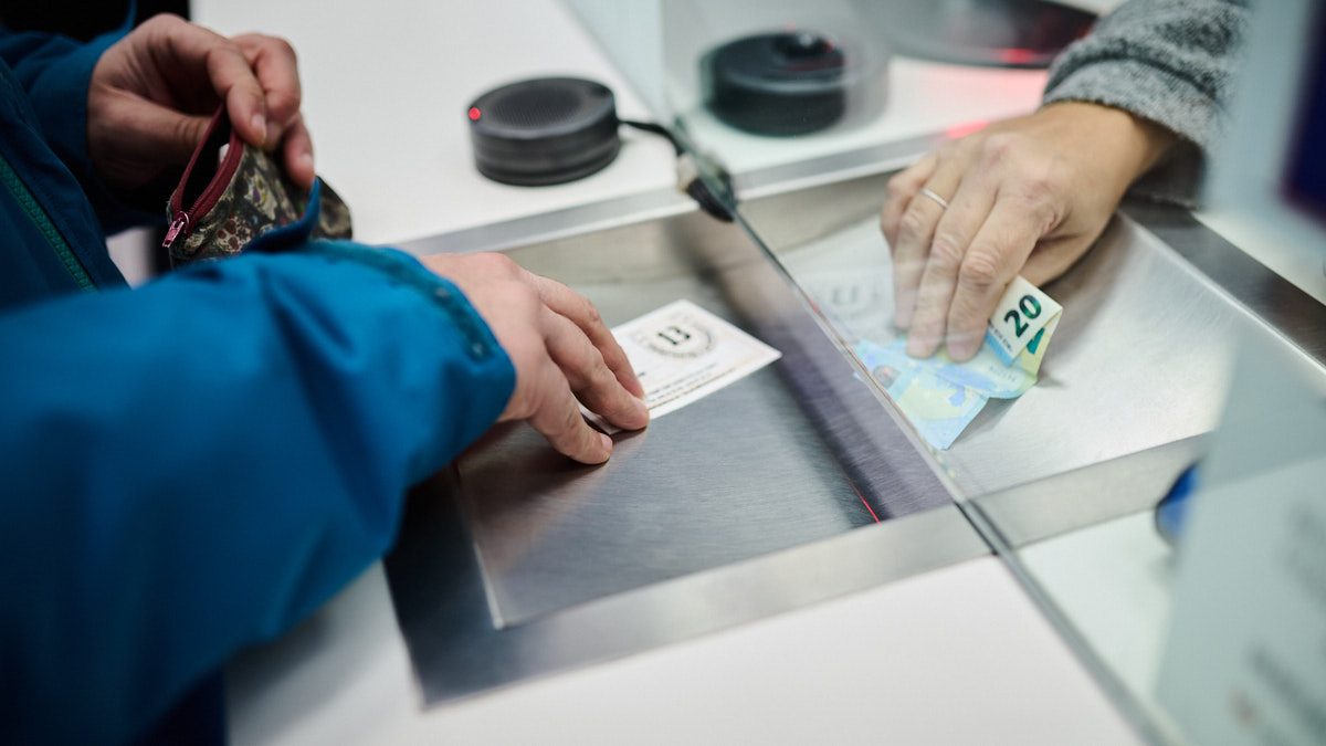 Administración de lotería "La trece", en la calle Tudela 3. PABLO LASAOSA