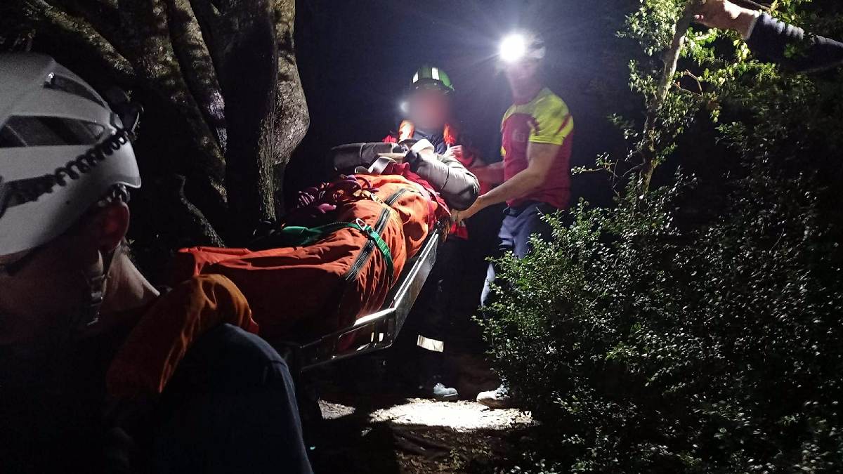 Susto mientras recogía setas en Navarra: los bomberos rescatan a un hombre en plena noche
