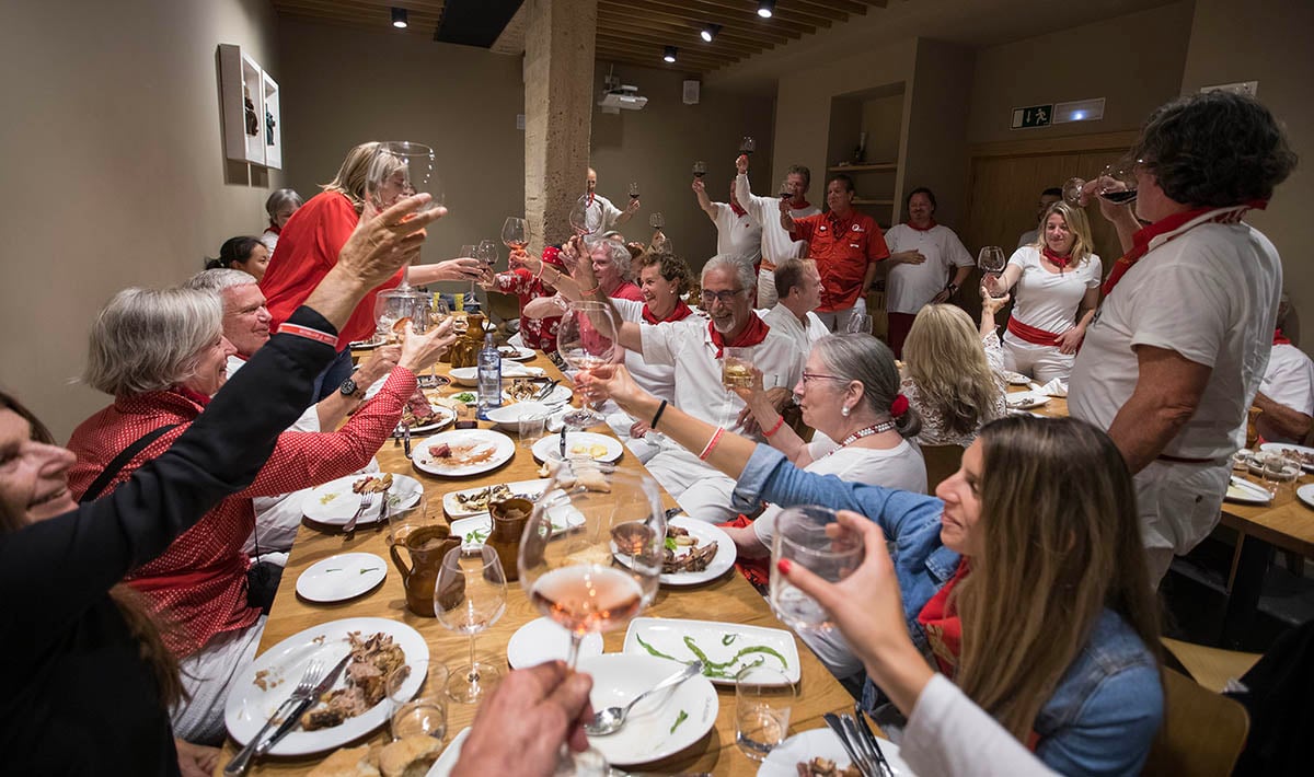 2018. La “familia ampliada” de Jim Hollader celebrando el 50 aniversario de Sanfermines de Joe Distler. (Foto Jim Hollander, cortesía del autor)