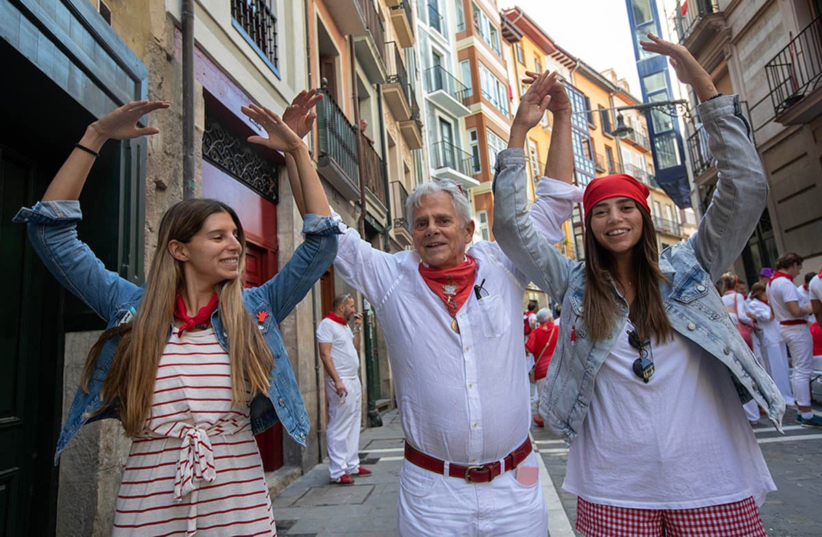 2018. Jim Hollander con sus dos hijas, Alexandra y Mikella (Foto Rina Castelnuovo, cortesía de la autora).