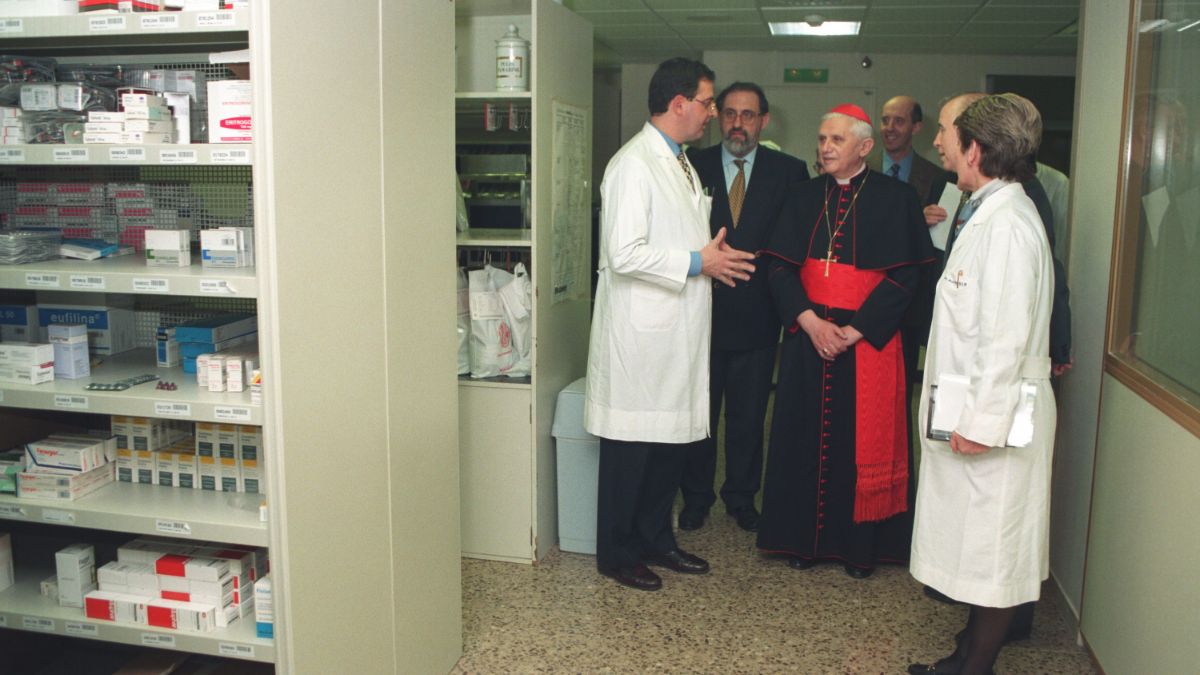 El cardenal conoció diversos lugares de Pamplona y de la Universidad, entre ellos la Clínica Universidad de Navarra. En la foto, durante su visita al Servicio de Farmacia de la Clínica, con los doctores Idoate y de la Viesca, y Amador Sosa. UNIVERSIDAD DE NAVARRA