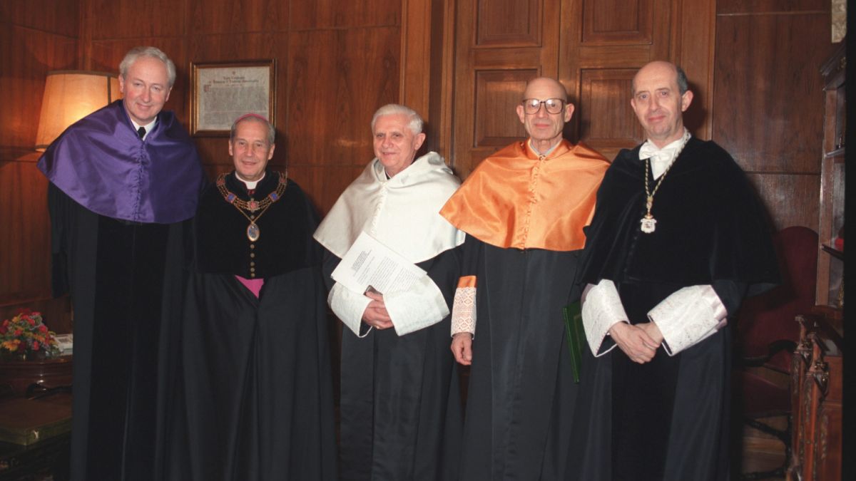En el acto de investidura el cardenal Ratzinger recibió la distinción junto al economista hebreo Julian Simon y el farmacólogo calvinista Douwe Breimer.  En la foto, los tres galardonados junto al gran canciller y el entonces rector, José María Bastero. UNIVERSIDAD DE NAVARRA