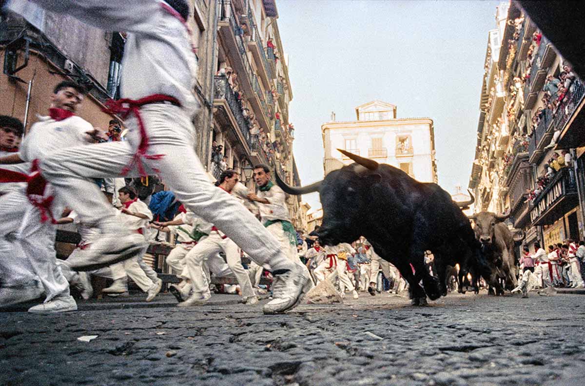 7 de julio 1993. Just for the Lark of It (Solo por el gusto de hacerlo). Encierro en la curva de Mercaderes con toros de “Cebada Gago” (Foto Jim Hollander. Cortesía del autor)