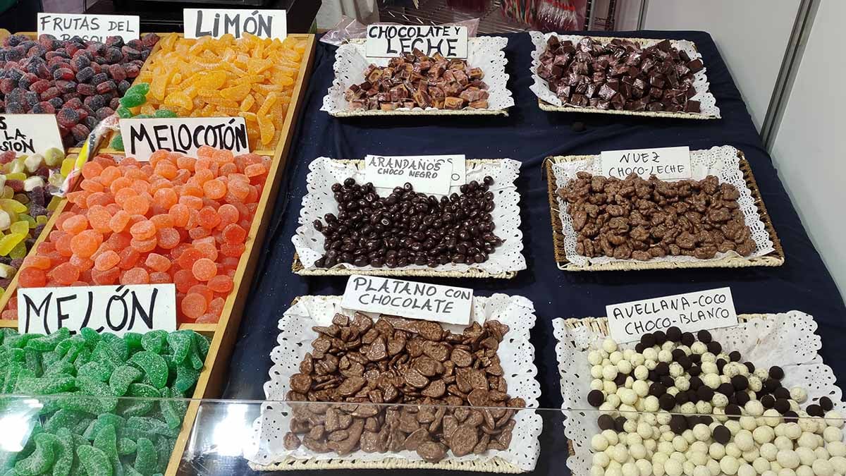 Puesto de chuches Caramelos el abuelo Domingo de la Feria de Navidad de la plaza de Toros. L.V.R.