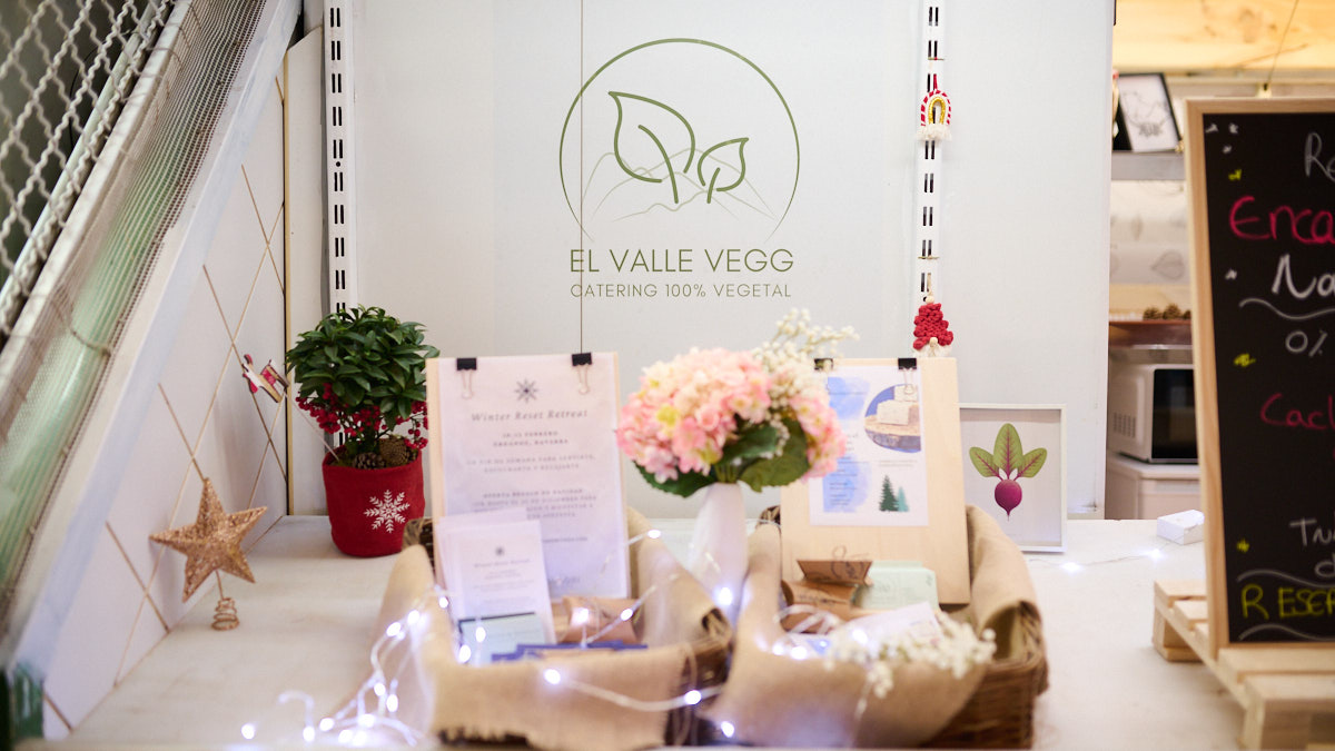 Alicia Cubillo, de El Valle Vegg, nuevo negocio totalmente vegano en el Mercado de Santo Domingo. PABLO LASAOSA