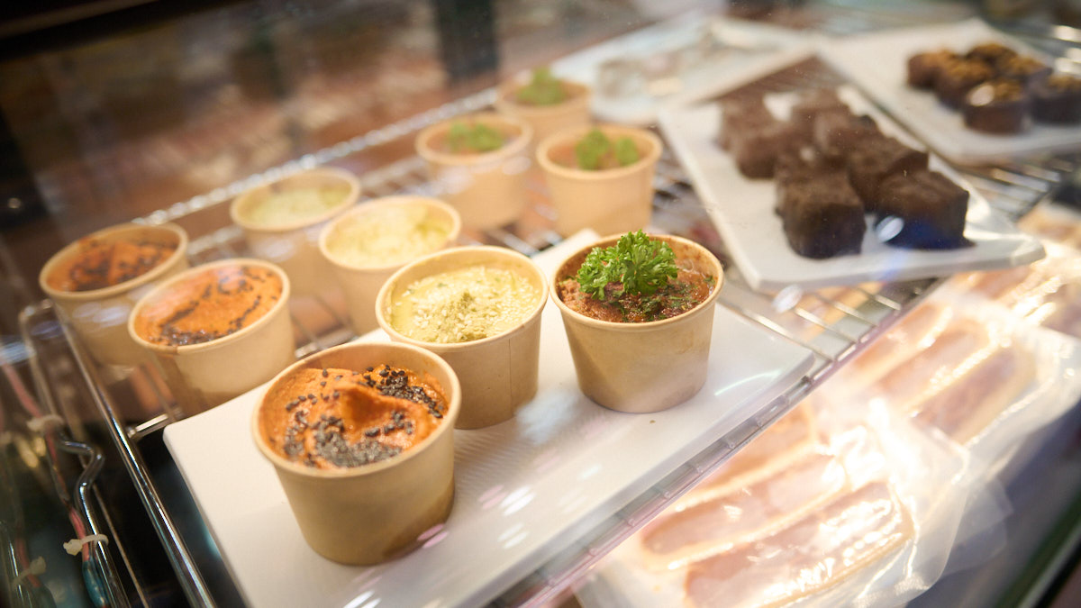 Alicia Cubillo, de El Valle Vegg, nuevo negocio totalmente vegano en el Mercado de Santo Domingo. PABLO LASAOSA