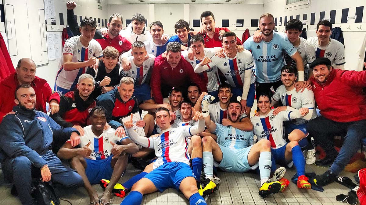 Los jugadores de la Mutilvera celebran su victoria ante el Arenas. @UD_Mutilvera