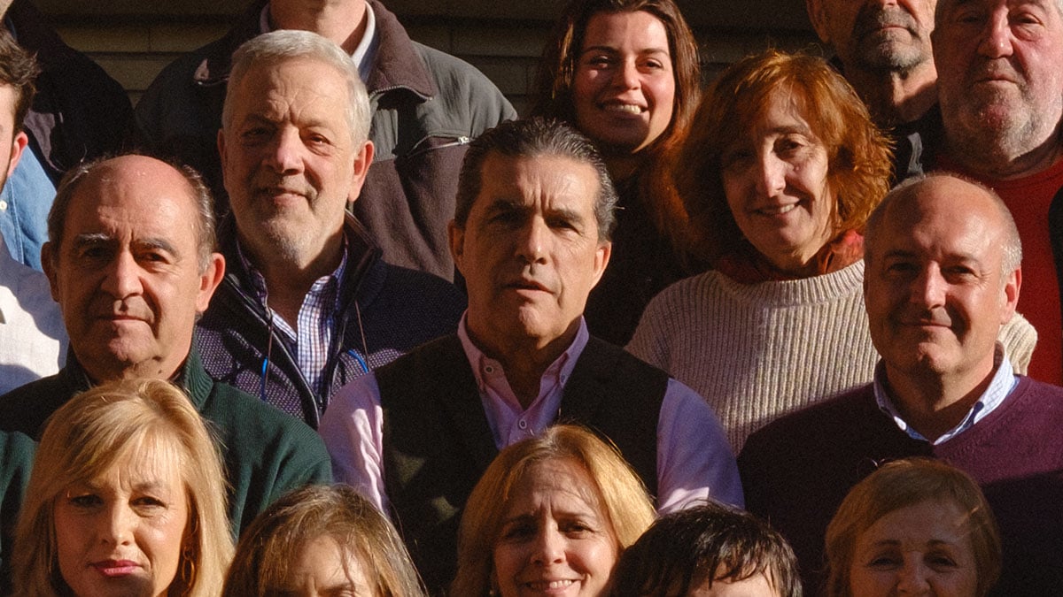 Alejandro Gonzalo en el centro de la imagen en el homenaje  junto a sus trabajadores. Cedida.