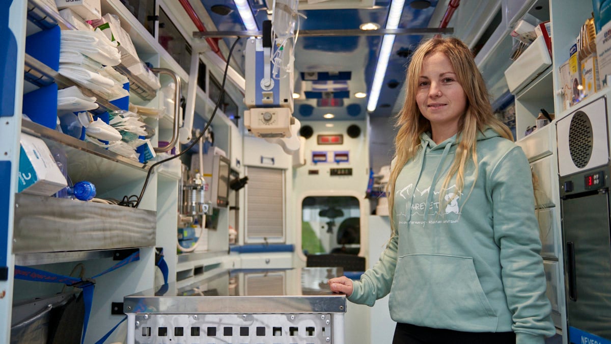 Teresa Etxarri ha fundadu GureVet la primera clínica veterinaria sobre ruedas. IRANZU LARRASOAÑA