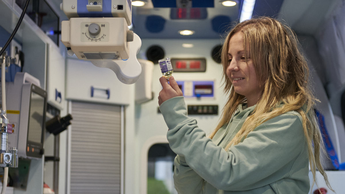 Teresa Etxarri ha fundadu GureVet la primera clínica veterinaria sobre ruedas. IRANZU LARRASOAÑA