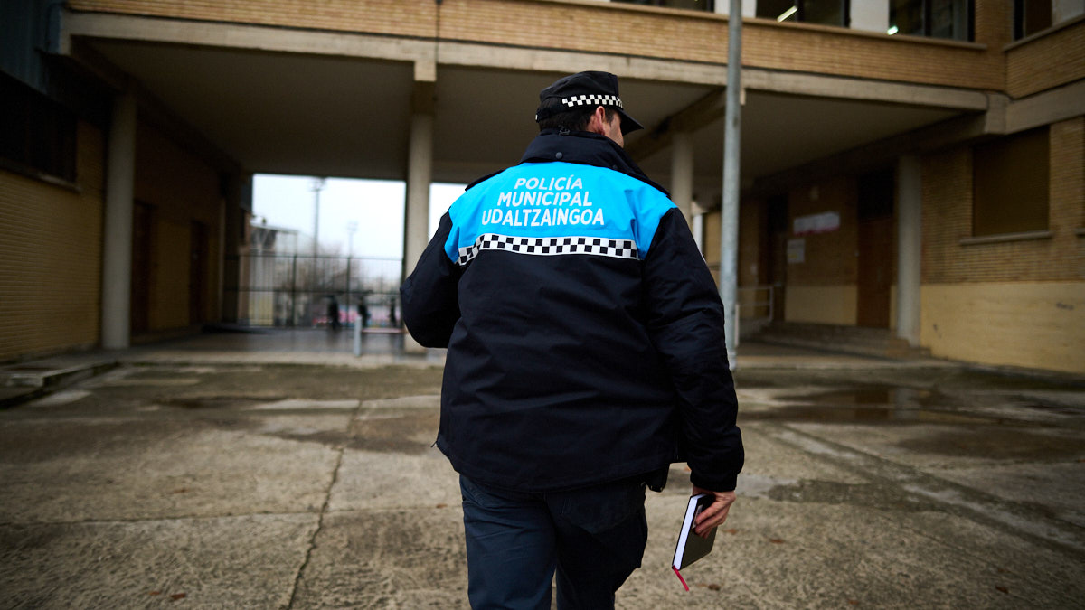 Dos agentes de la Policía Comunitaria de Pamplona atienden en el  Civivox de la Milagrosa una queja vecinal. PABLO LASAOSA