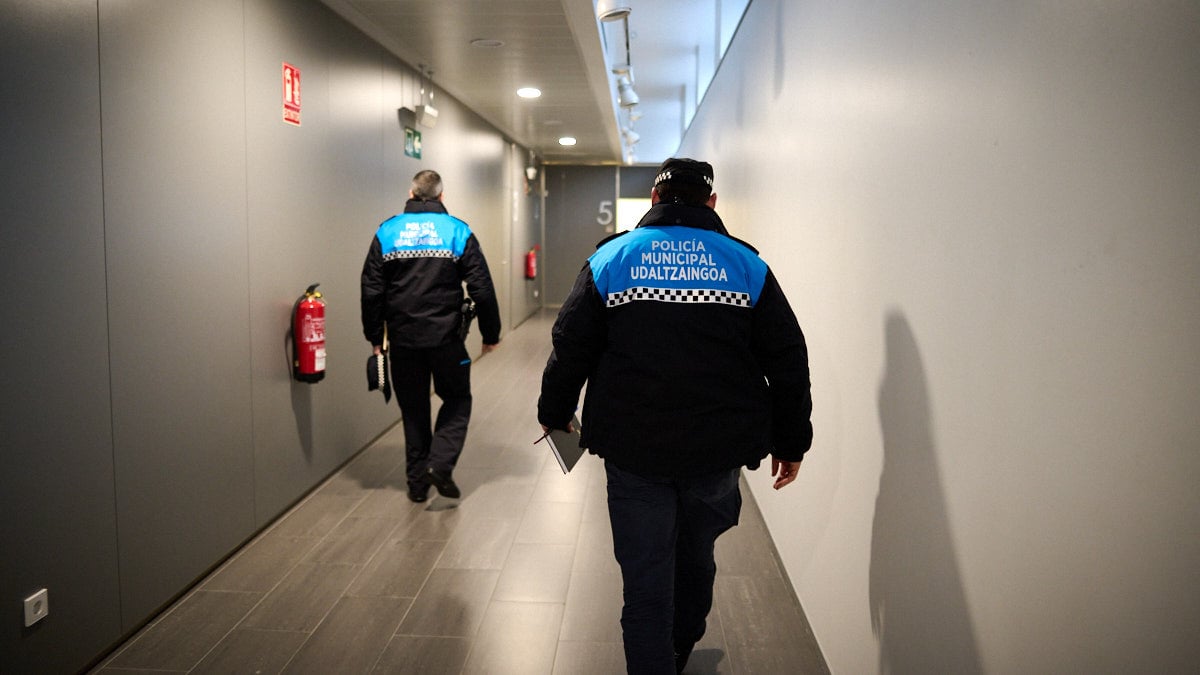 Dos agentes de la Policía Comunitaria de Pamplona atienden en el  Civivox de la Milagrosa una queja vecinal. PABLO LASAOSA
