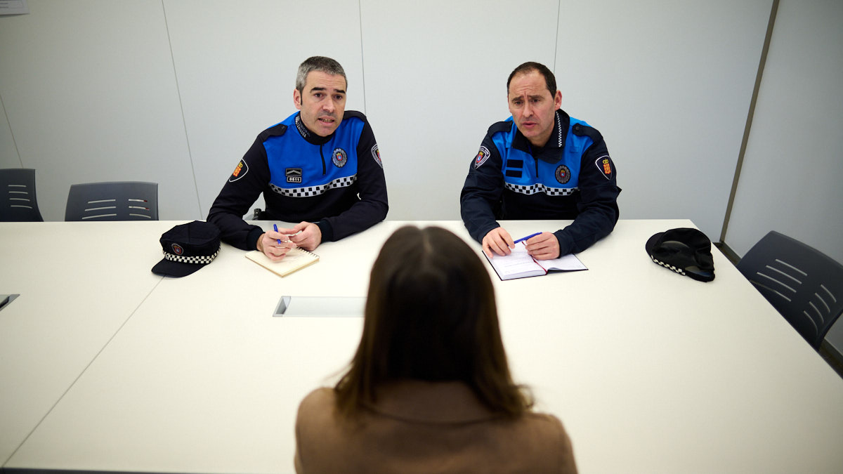 Dos agentes de la Policía Comunitaria de Pamplona atienden en el  Civivox de la Milagrosa una queja vecinal. PABLO LASAOSA