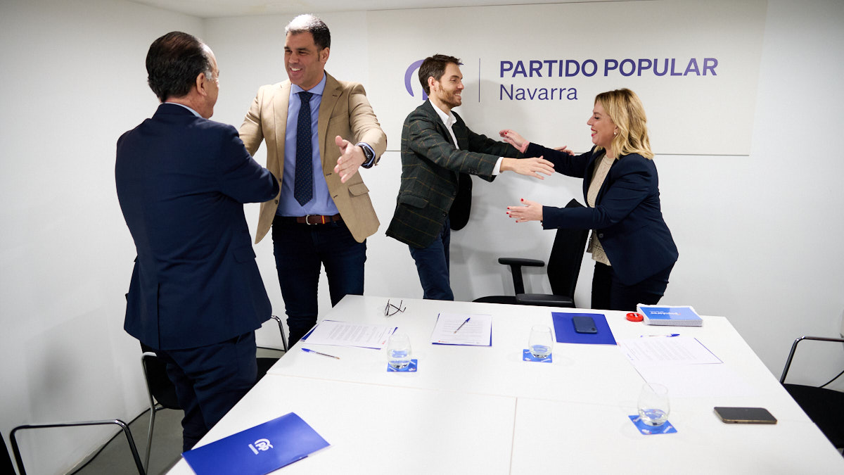 El presidente del PP de Navarra, Javier García y la senadora del PP Amelia Salanueva firman un acuerdo de concurrir juntos a las elecciones generales y forales con los integrantes de Plataforma Navarra Carlos García Adanero y Sergio Sayas. PABLO LASAOSA
