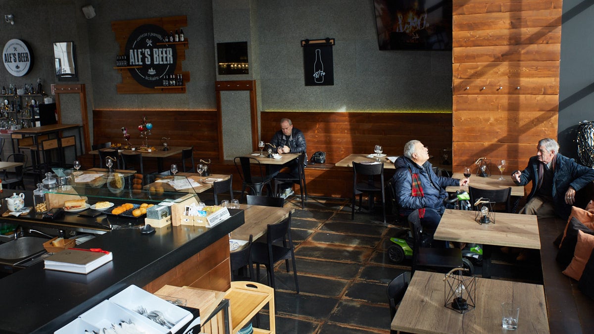 Bar Restaurante Ale's Beer  en la plaza Lakuondo 3 de Pamplona. IÑIGO ALZUGARAY