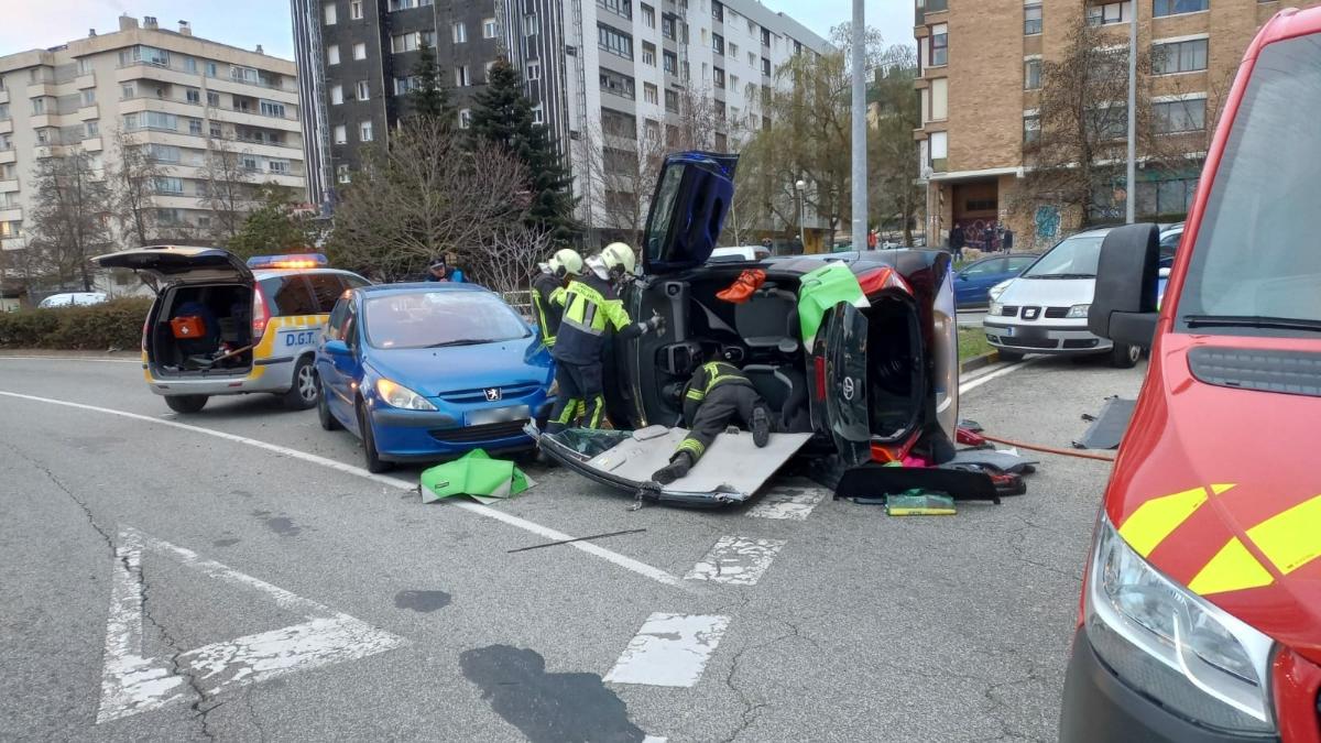 Una mujer de 52 años, herida tras volcar su vehículo en la Avenida de Navarra de Pamplona. BOMBEROS DE NAVARRA