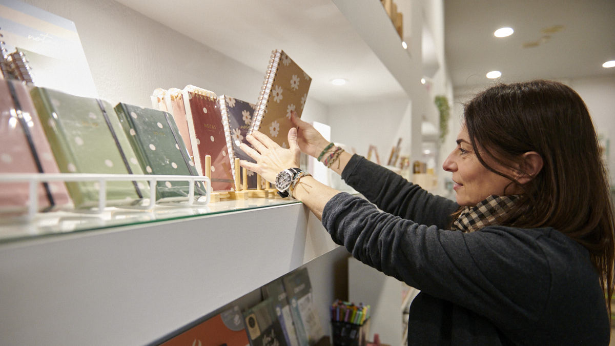 Yolanda Pérez ha fundado la única tienda especializada en scrap de Pamplona. IRANZU LARRASOAÑA