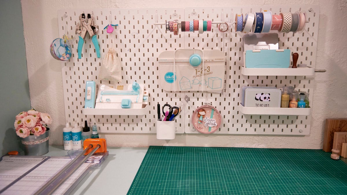 Yolanda Pérez ha fundado la única tienda especializada en scrap de Pamplona. IRANZU LARRASOAÑA