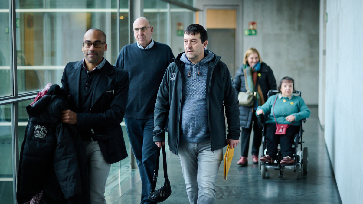 Sesión de trabajo para que una representación de una comunidad vecinal del barrio pamplonés de San Jorge exponga los problemas que tienen que afrontar debido a la situación en la rotonda del barrio. PABLO LASAOSA