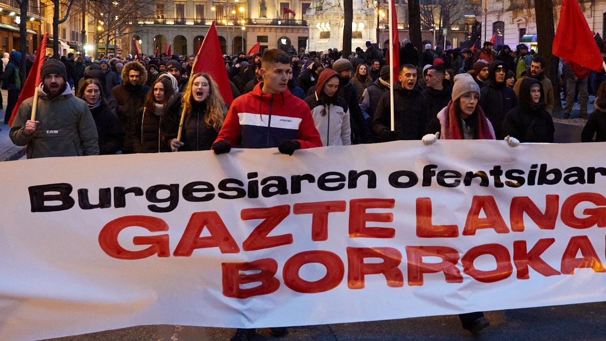Manifestación de Gazte Koordinadora Sozialista por las calles de Pamplona. IÑIGO ALZUGARAY
