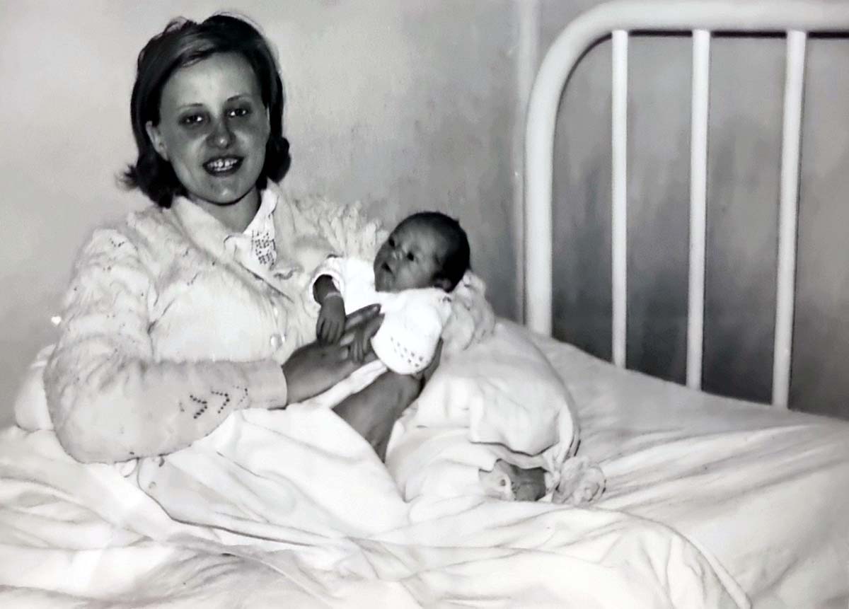 16/06/1966 Foto de su mujer Mª Carmen y su hija Ana Carmen con su primera cámara (Foto José Luis Nobel, cortesía de la familia)