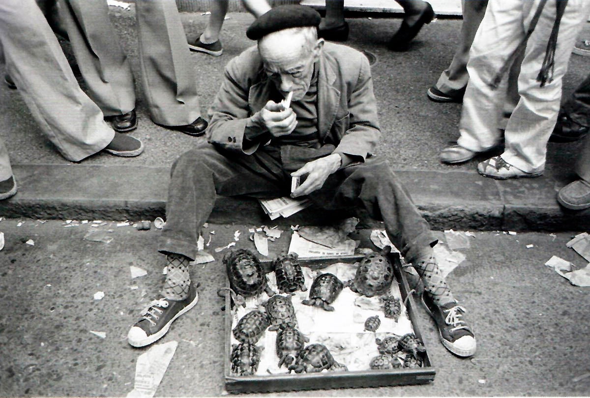 1975 Vendiendo tortugas (Foto José Luis Nobel, cortesía de la familia)