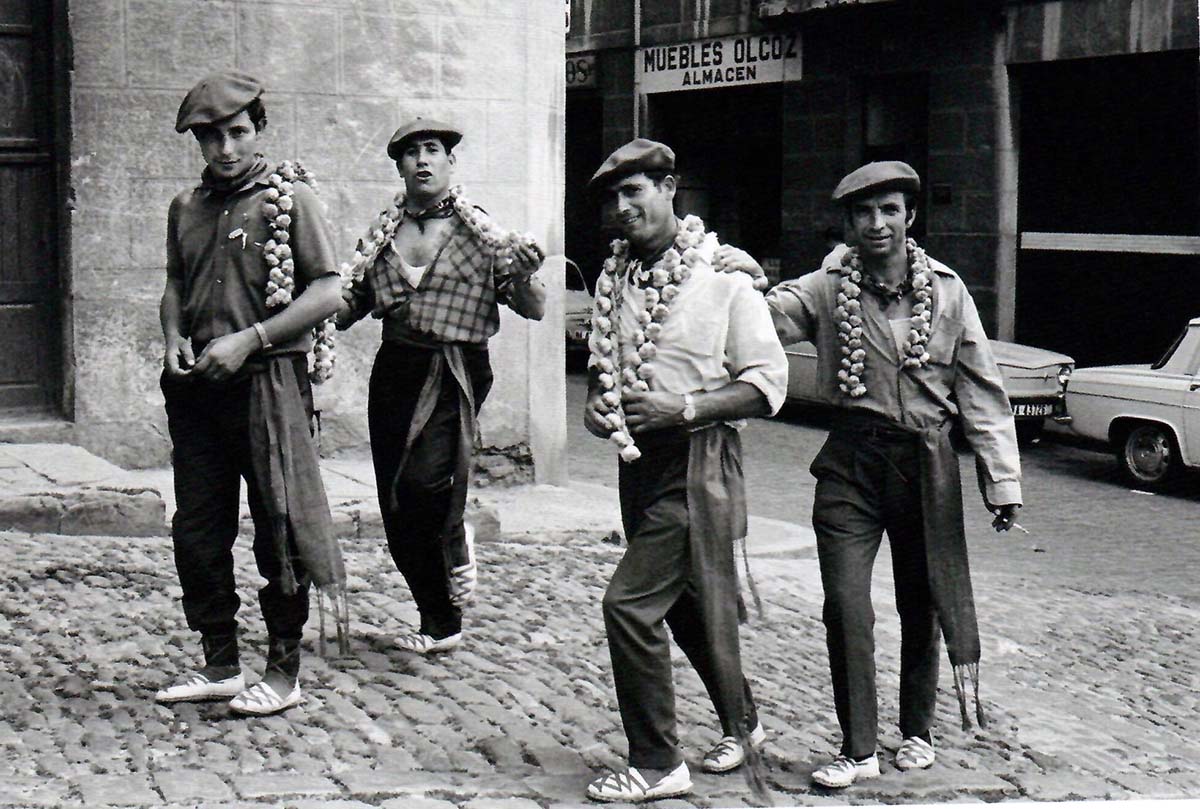 1968 Cuadrilla con ristras de ajo (Foto José Luis Nobel, cortesía de la familia)