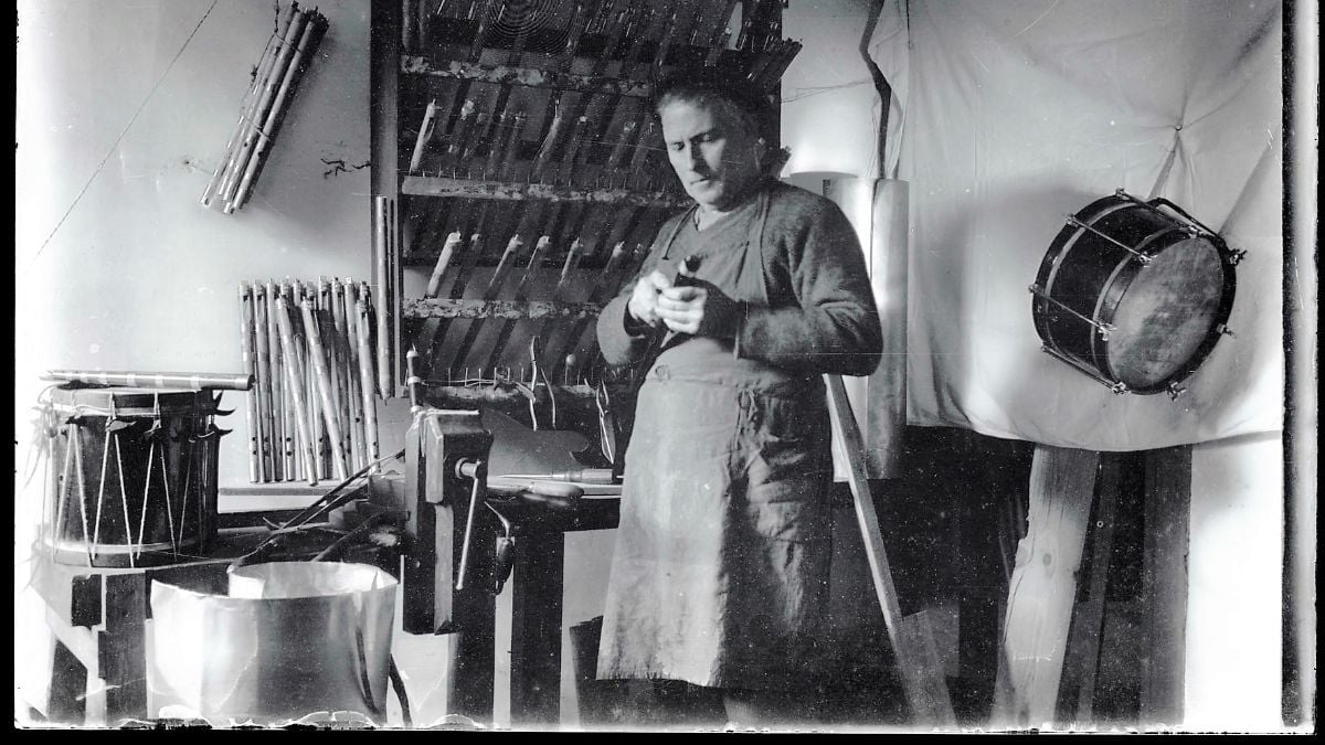 Fabricante de txistus de Aranaz. ARCHIVO