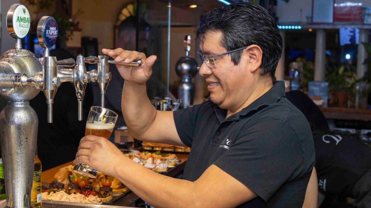 Roberto Campos tirando una caña en el bar restaurante La Traca. CEDIDA