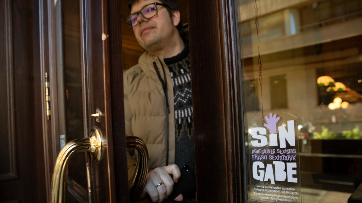 Los establecimientos hosteleros y de ocio nocturno de Pamplona que cuentan con un protocolo ante las agresiones sexuales lo hacen por su cuenta y riesgo porque las instituciones navarras, o no los hacen, o los que hacen terminan en un cajón. En el mediático caso de Dani Alves en una discoteca de Barcelona, se ha demostrado cómo el establecimiento de ocio siguió el protocolo de actuación trabajado por el Ayuntamiento de Barcelona, algo que ha ayudado a tener mayor número de pruebas de lo ocurrido. En la imagen "La Antigua Farmacia" de Pamplona con el indicativo de que aplicará el protocolo de actuación ante las agresiones sexistas. EFE/ Villar López