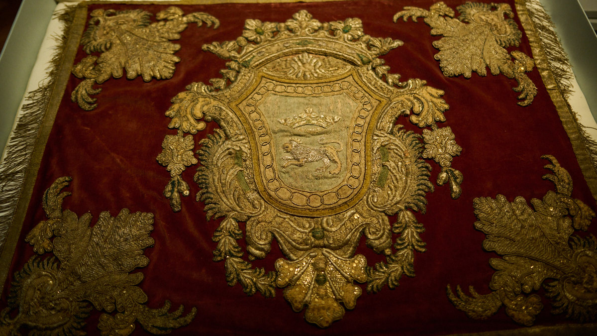 Tapíz de los timbaleros, en esa época el esudo de Pamplona contaba con dos coronas. PABLO LASAOSA