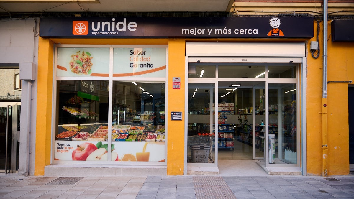 Supermercado Unide, situado en la calle Río Urrobi 6 en el barrio de la Milagrosa. PABLO LASAOSA