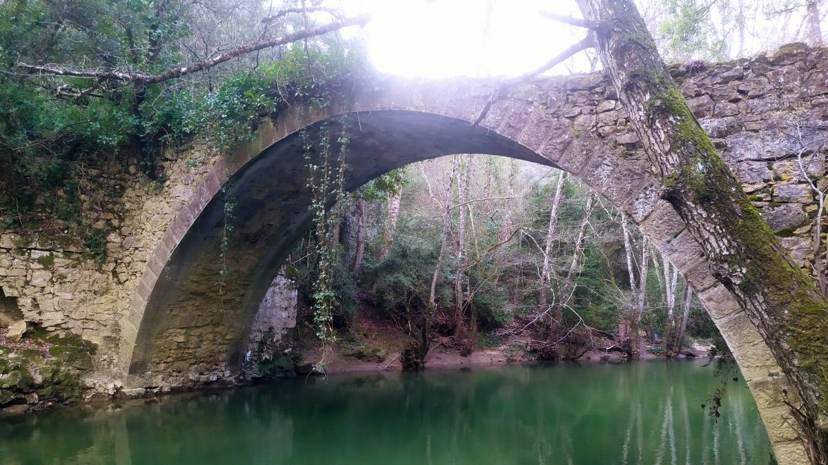 Puente medieval sobre el río EGA en Gastiáin. CEDIDA